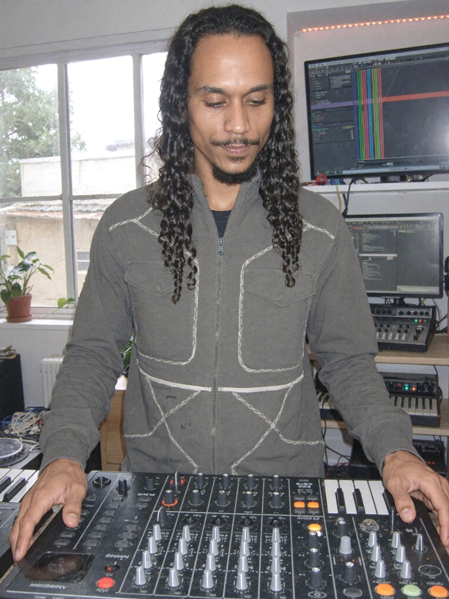Thiago Brito no home studio com mesa de mixagem